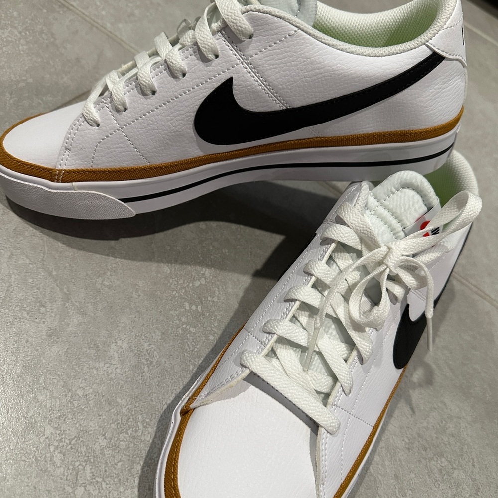 Nike White and Black Sneakers women’s 11